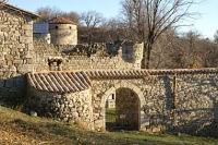 Chateau de Crau, Le porche d'entrée dans la cour des communs